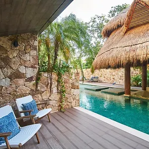 Apartment Luxury Poolside Gem With Pool, Jacuzzi & Gym